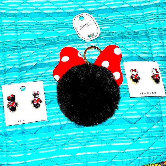 Other - 🆕 Minnie Mouse 4 Earrings and Keychain Bundle